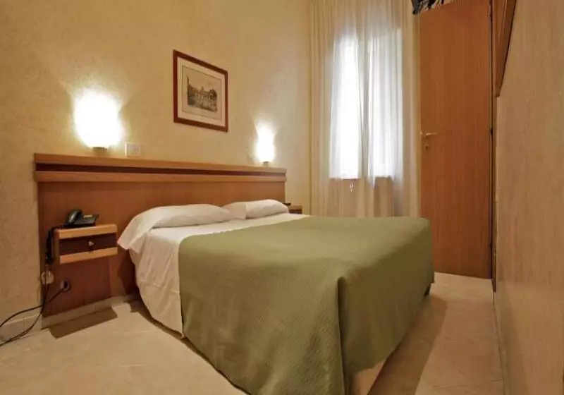 Fotos del hotel Embassy:  6