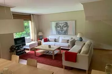 Precioso Adosado En Urbanización Con Campo De Golf - Minyo