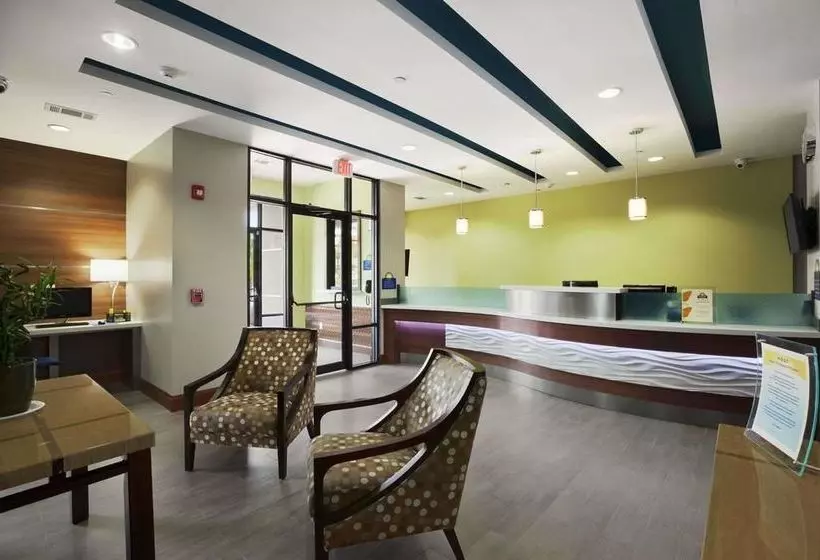 Fotos del hotel Days Inn & Suites By Wyndham Houston Northspring:  2