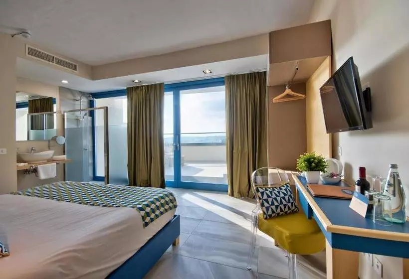 Fotos del hotel The British Suites:  2