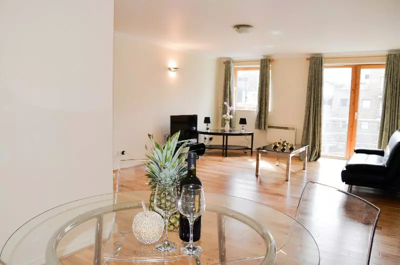Fotos del hotel Meridian Place By Oyo Rooms:  12