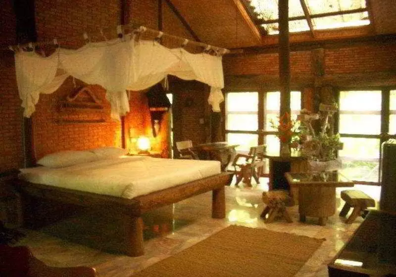 Mom Chailai Forest Retreat