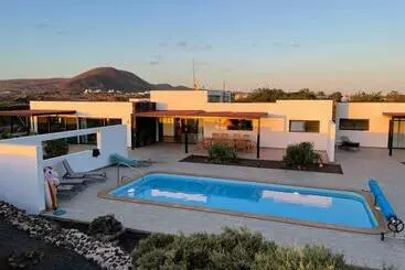 North Shore Villas, Villa Makai, Heated & Shared Pool - Lajares