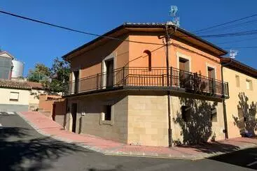 Uribe Enea Casa Sola Con Amplio Patio En Elciego Con Visita A Bodega, Siempre Sujeta A Disponibilida - Elciego