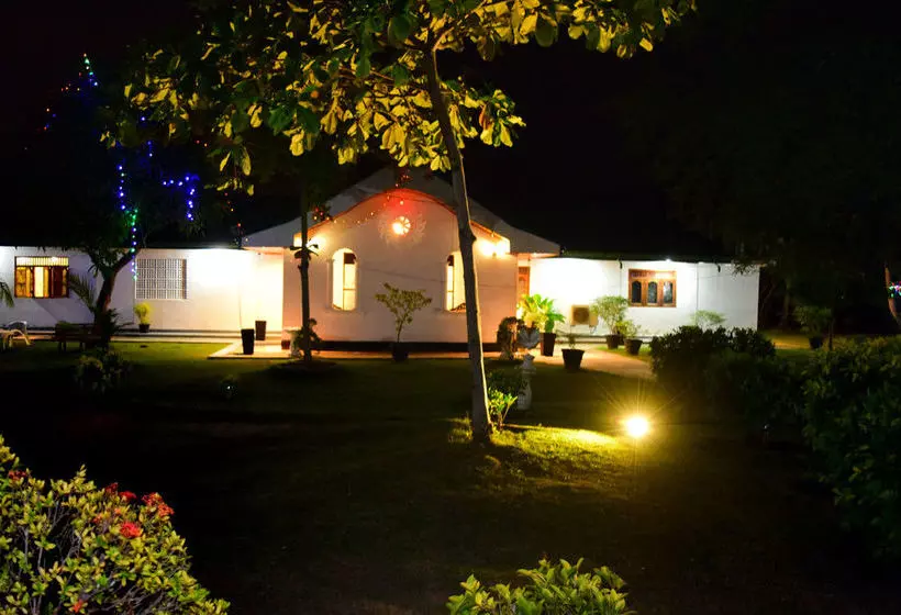 Fotos del hotel Guruge King S Island Resort:  5