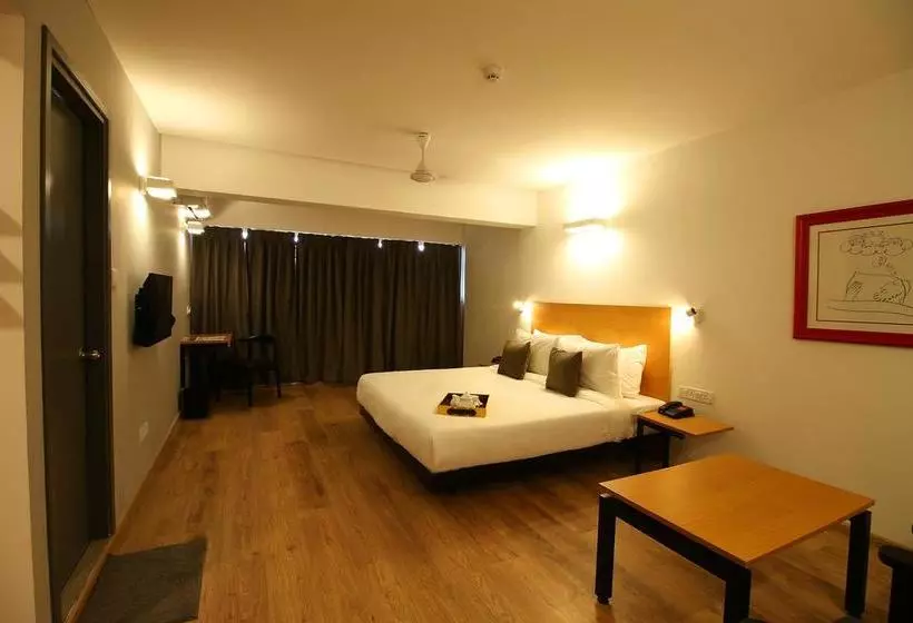 Oyo Townhouse 021 Bombay Exhibition Centre