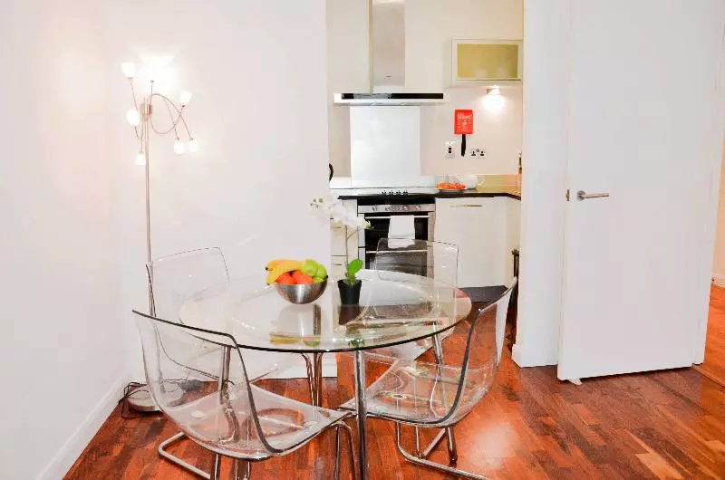 Fotos del hotel Discovery Dock Apartments East By Oyo Rooms:  10