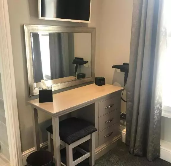 Lil’s On The Waterfront